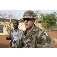 Un marsouin du 3e régiment parachutiste d'infanterie de marine (3e RPIMa) patrouille aux côtés d'un gendarme malien autour de l'aéroport de Bamako, au Mali.