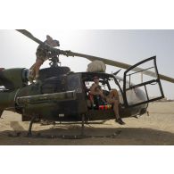 Des mécaniciens du 5e régiment d'hélicoptères de combat (5e RHC) interviennent sur le rotor principal d'un hélicoptère Gazelle SA-342 M Hot Viviane à Tessalit, au Mali.