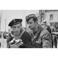 Dans le port de Saint-Nazaire, lors de l'arrivée du sous-marin U-203, un sous-marinier et un reporter équipé d'un Leica III.