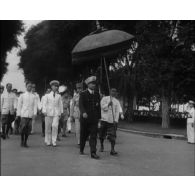 Arrivée du roi du Cambodge Norodom Sihanouk à l'aéoport de Phnom Penh et cérémonie au palais.