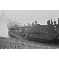 La plage de Dieppe après le raid canadien (Opération Jubilee) du 19 août 1942.