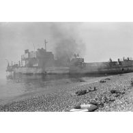 Cadavre et épave sur la plage de Dieppe après le raid canadien (Opération Jubilee) du 19 août 1942.