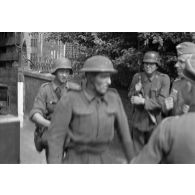 Commandos canadiens capturés après le raid sur Dieppe (opération Jubilee).