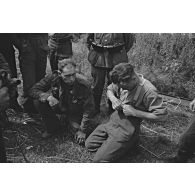 Prisonniers canadiens et anglais, peu après le débarquement et le raid de Dieppe (opération Jubilee).