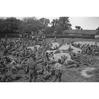 Prisonniers canadiens et anglais, peu après le débarquement et le raid de Dieppe (opération Jubilee).