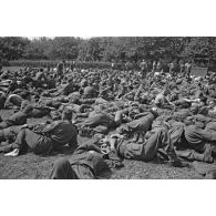 Prisonniers canadiens et anglais, peu après le débarquement et le raid de Dieppe (opération Jubilee).