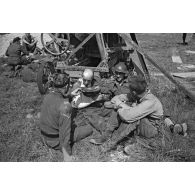 Prisonniers canadiens et anglais, peu après le débarquement et le raid de Dieppe (opération Jubilee).