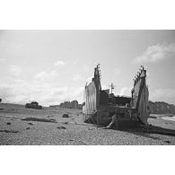 Navire de débarquement échoué sur la plage de Dieppe peu après l'opération de Jubilee (raid sur Dieppe).