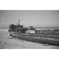 Navire de débarquement échoué sur la plage de Dieppe peu après l'opération de Jubilee (raid sur Dieppe).