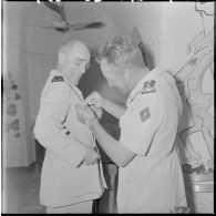 Le capitaine Prod'homme remet au général Lennuyeux l'insigne de la compagnie.