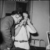 Alger. Distribution de disques aux blessés de l'hôpital Maillot.