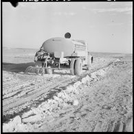 Sahara. Chantier de travaux par la 2e compagnie saharienne du génie (CSG).