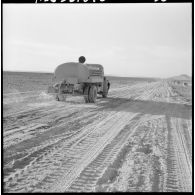 Sahara. Chantier de travaux par la 2e compagnie saharienne du génie (CSG).