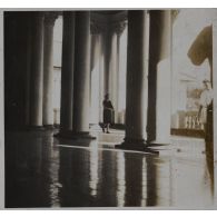 Une femme dans le palais de justice où se tient le procès des criminels de guerre japonais.