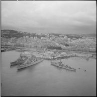 Bâtiments militaires de l'escadre de la Méditerranée dans le port d'Alger.