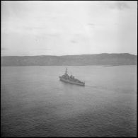 Bâtiment militaire de l'escadre de la Méditerranée dans la rade d'Alger.