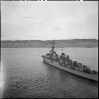 Bâtiment militaire de l'escadre de la Méditerranée dans la rade d'Alger.