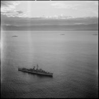 Bâtiments militaires de l'escadre de la Méditerranée dans la rade d'Alger.