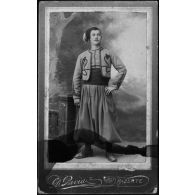 [Photographie au format de carte de visite. Portrait d'un zouave. D[ésiré] Pavia, Bizerte.]