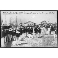 Catastrophe du "Farfadet". Les cercueils sont pris à bord du Cyclope. Cliché P. Laurent, Bizerte. [légende d'origine]