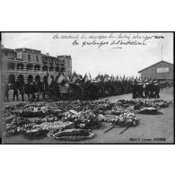 Les cercueils des marins du Lutin chargés sur les prolonges de l'artillerie. Cliché. P. Laurent, Bizerte. [légende d'origine]