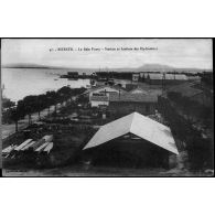 47. Bizerte. La Baie Ponty. Station et Ateliers des Hydravions. Collection Régence. [légende d'origine]