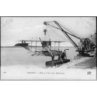 310. Bizerte. Mise à l'eau d'un Hydravion. ND. Phot. [légende d'origine]