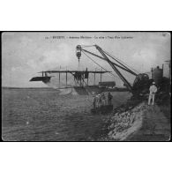 50. Bizerte. Aviation Maritime. La mise à l'eau d'un hydravion. Collection Régence. [légende d'origine]