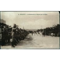 63. Bizerte. Le Boulevard de la Plage un jour de Revue. [légende d'origine]