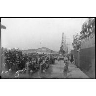 [Cérémonie militaire dans un port tunisien, début XXe siècle.]