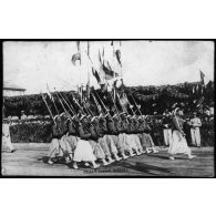 Bizerte. Défilé du 14 juillet 1904, les Zouaves. Société Lumière - Lyon. [légende d'origine]