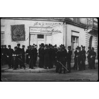 Bizerte. Rassemblement des officiers devant l'hôtel du général gouverneur pour la présentation officielle à l'occasion du premier de l'an. Cliché P. Laurent, Bizerte. [légende d'origine]