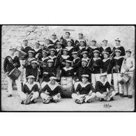 [Photographie de groupe de musiciens mécaniciens de la Marine nationale, Bizerte, 1914.]