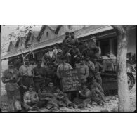 [Photographie de groupe de soldats avec l'inscription "Classe 24. Honneur aux pierrots. courage aux bleus. 60e BCC. Bizerte", vers 1924.]