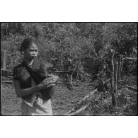 [Opération Gaur en Indochine, janvier-mars 1946. Populations Moïs dont des femmes avec leurs bébés.]