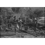 [Opération Gaur en Indochine, janvier-mars 1946. Populations Moïs dont des femmes avec leurs bébés.]