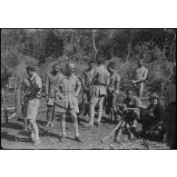 [Opération Gaur en Indochine, janvier-mars 1946. Weill, cameraman du Service cinématographique de l'armée française, dans un village Moï.]