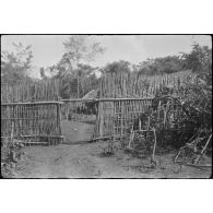 [Opération Gaur en Indochine, janvier-mars 1946. Vue des enclos et habitations Moïs en lisière de forêt.]