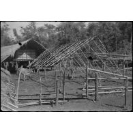 [Opération Gaur en Indochine, janvier-mars 1946. Paillotes dans un village Moï.]