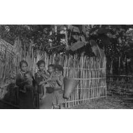 [Opération Gaur en Indochine, janvier-mars 1946. Populations Moïs dont des femmes avec leurs bébés.]