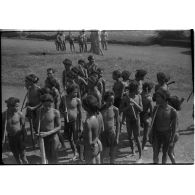 [Opération Gaur en Indochine, janvier-mars 1946. L'enrôlement des populations Moïs de M'Drak.]