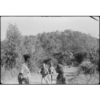 [Opération Gaur en Indochine, janvier-mars 1946. Gardes japonais sur la route de Djiring.]