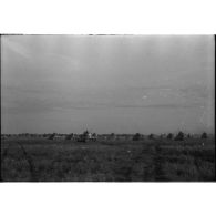 [Un défilé de la 2e division blindée devant le général de Gaulle à Landsberg (Allemagne) le 19 mai 1945.]