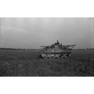 [Un défilé de la 2e division blindée devant le général de Gaulle à Landsberg (Allemagne) le 19 mai 1945.]