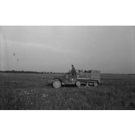 [Un défilé de la 2e division blindée devant le général de Gaulle à Landsberg (Allemagne) le 19 mai 1945.]