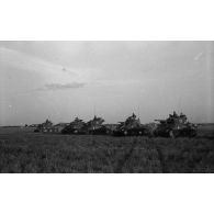 [Un défilé de la 2e division blindée devant le général de Gaulle à Landsberg (Allemagne) le 19 mai 1945.]