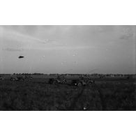 [Un défilé de la 2e division blindée devant le général de Gaulle à Landsberg (Allemagne) le 19 mai 1945. Transmissions.]