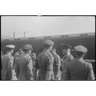 [Japon, juin 1946. Un officier néo-zélandais à la gare de Kure.]