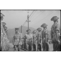 [Japon, juin 1946. Des soldats néo-zélandais accueillant leur général à la gare de Kure.]