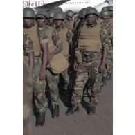 Rassemblement de soldats togolais à leur arrivée sur l'aéroport de Bamako, au Mali.